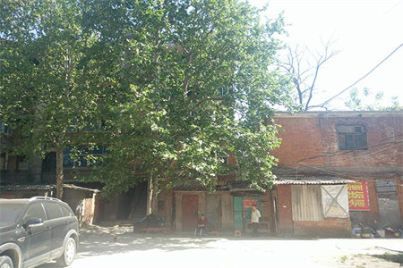 广场农校宿舍浇筑房四楼三室一厅简装修出售